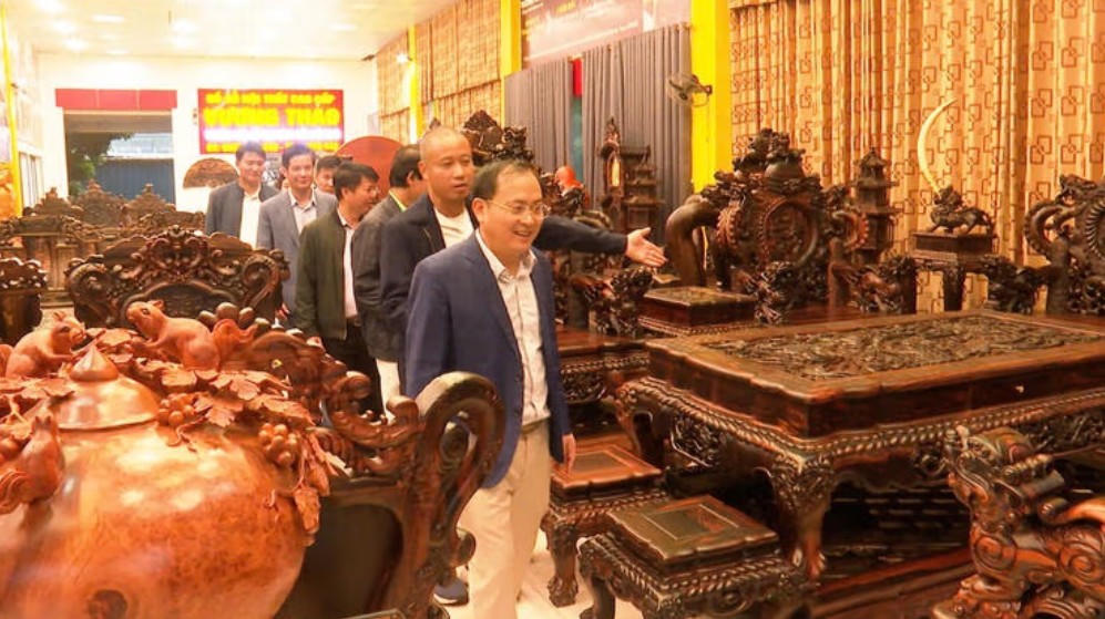 Chủ tịch UBND xã Bùi Công Thản thăm cửa hàng đồ gỗ cao cấp Vạn Điểm trên địa bàn xã. Ảnh TL