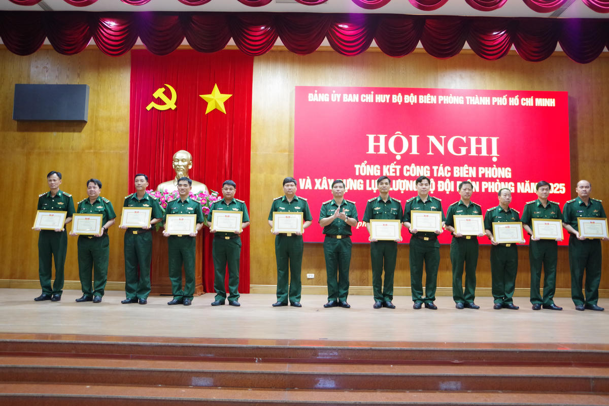 Khen thưởng các cá nhân hoàn thành tốt các nhiệm vụ công tác, tiêu biểu trong các phong trào thi đua năm 2025. Ảnh: Lương Kiểm.