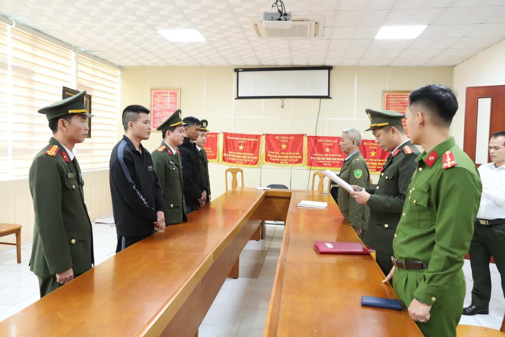 Cơ quan điều tra tống đạt quyết định khởi tố bị can. Ảnh: CAHT.