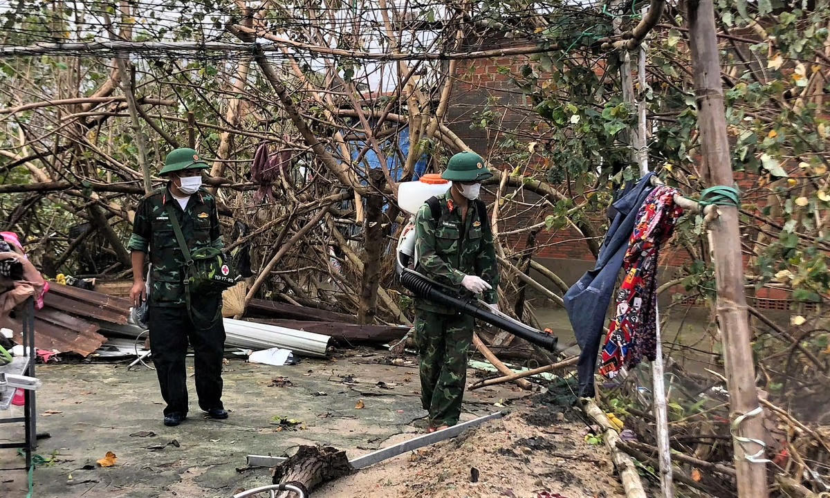 Cán bộ, chiến sĩ của Lữ đoàn 368 phun khử khuẩn tại các khu dân cư phường Quy Nhơn Đông, tỉnh Gia Lai. Ảnh: CV