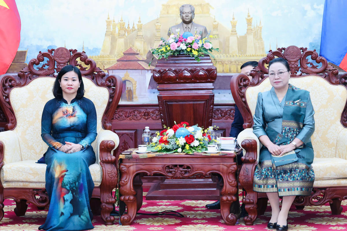 Phó Chủ tịch UBTƯ MTTQ Việt Nam, Chủ tịch Hội Liên hiệp Phụ nữ Việt Nam Nguyễn Thị Tuyến chúc mừng Đại sứ Cộng hoà Dân chủ Nhân dân Lào tại Việt Nam Khamphao Ernthavanh nhân kỷ niệm 50 năm Quốc khánh.