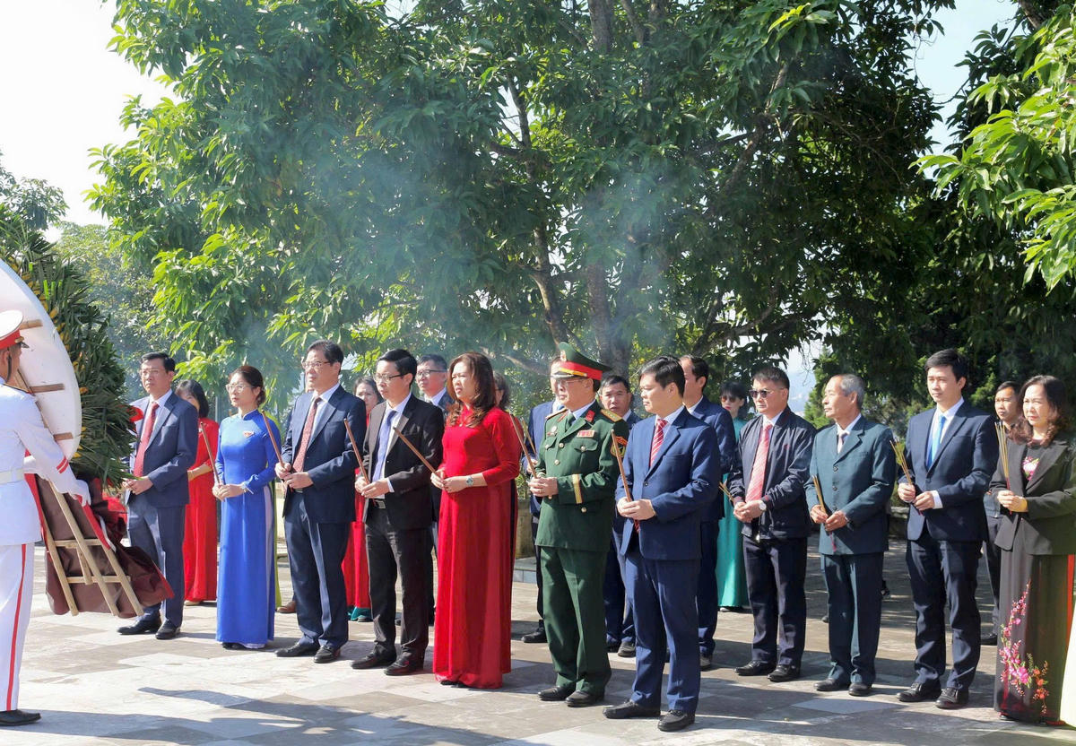 Đoàn đại biểu dâng hoa viếng Đài tưởng niệm các Anh hùng Liệt sĩ tỉnh Cao Bằng. Ảnh: Thanh Hà.