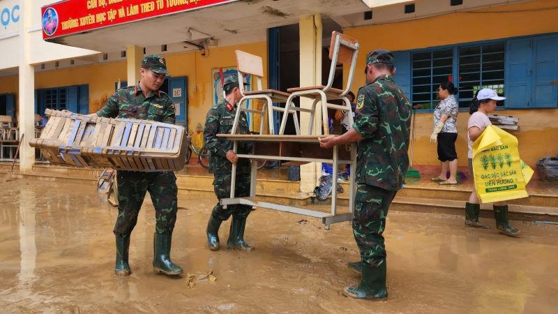 Các chiến sĩ bộ đội Khánh Hòa dọn dẹp tại các trường học vùng lũ (Khánh Hòa) giúp nhà trường sớm ổn định dạy và học. (ảnh X.H)