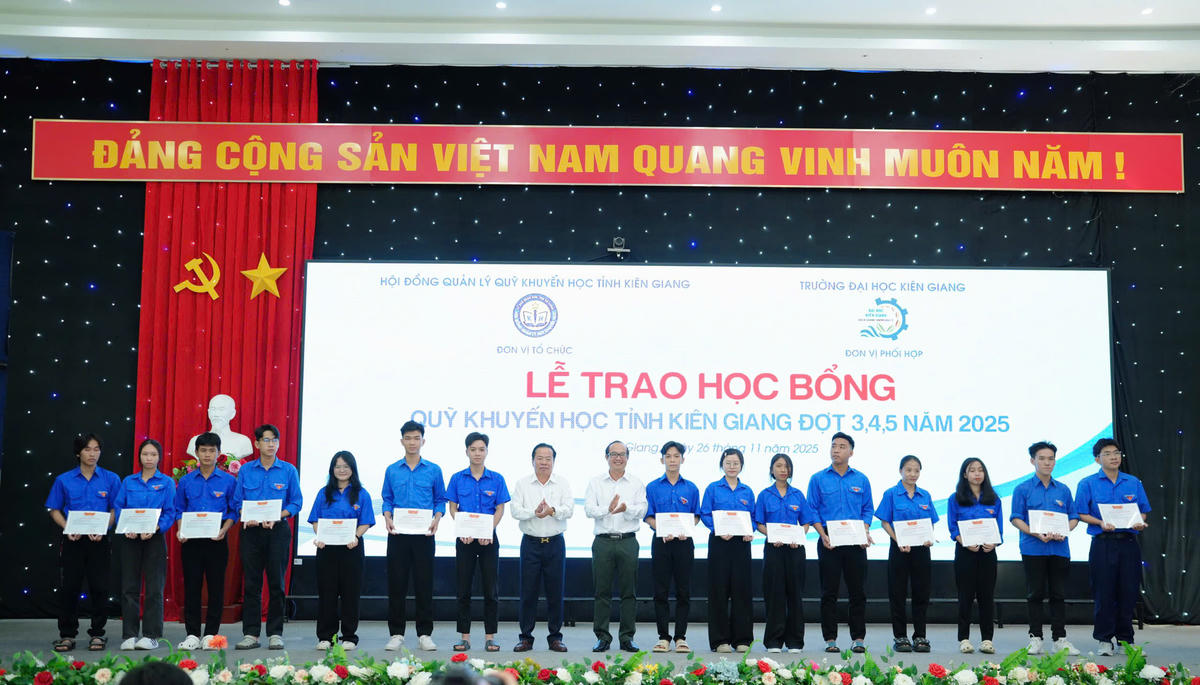 Ông Mai Văn Huỳnh – Nguyên Phó Bí thư Thường trực Tỉnh ủy, Chủ tịch HĐND tỉnh, Phó Chủ tịch Quỹ Khuyến học tỉnh Kiên Giang và TS Ngô Văn Thiện - Phó Chủ tịch Hội đồng Trường Đại học Kiên Giang trao học bổng hỗ trợ cho sinh viên. (ảnh: Như Ý)