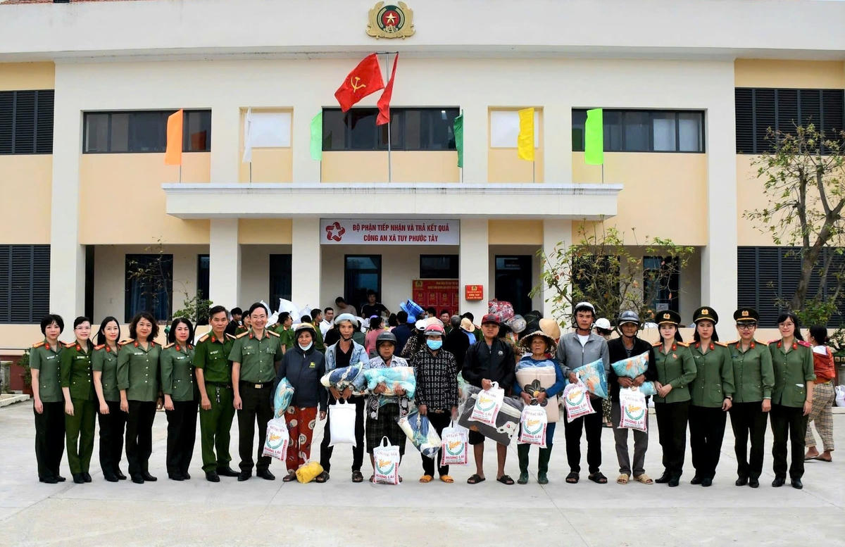 Công an TP Đà Nẵng tặng quà cho người dân tỉnh Gia Lai thiệt hại mưa lũ vừa qua. Ảnh: CV.