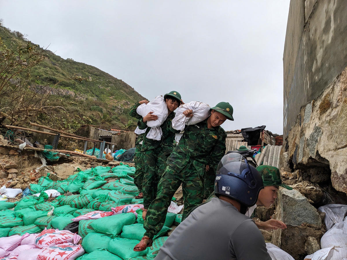 Cán bộ chiến sĩ Đồn Biên phòng Xuân Hoà đắp 200 bao cát bờ kè bị sạt lở giúp dân phòng tránh triều cường tại xã Xuân Cảnh: BP.