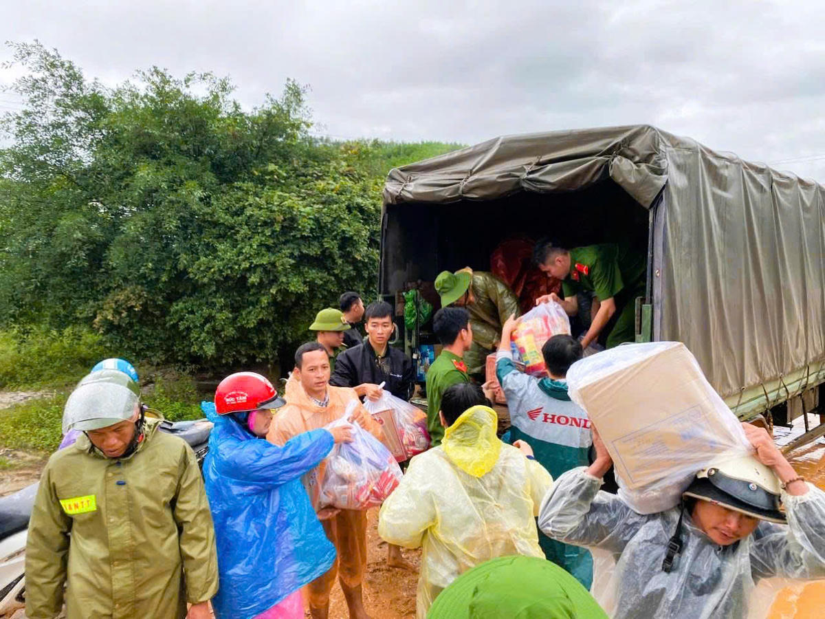 Những phần quà mộc mạc nhưng chứa đựng nghĩa tình. Ảnh: CA.