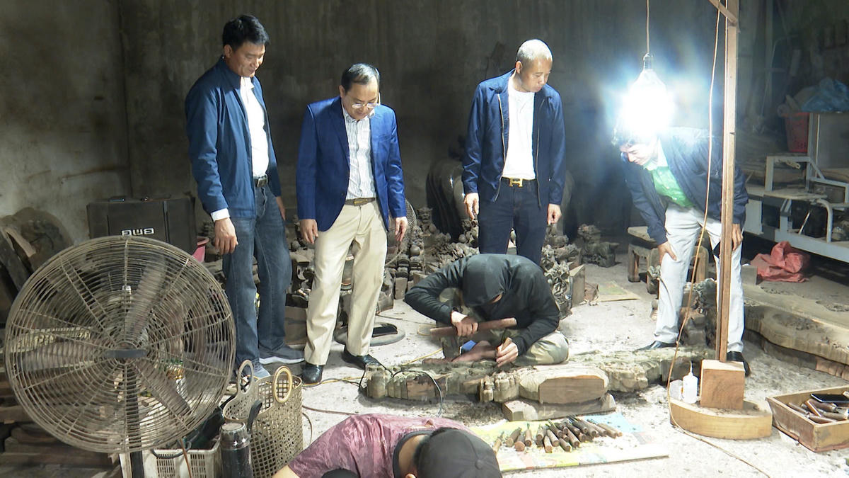 Công tác kiểm tra hoạt động sản xuất ở làng nghề mộc cao cấp Vạn Điểm luôn được lãnh đạo xã Phú Xuyên quan tâm.. 