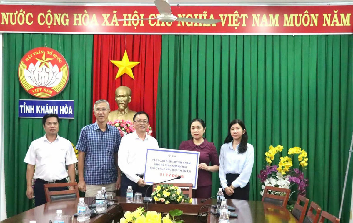 Đại diện EVN trao 1 tỷ đồng cho Ủy ban MTTQ Việt Nam tỉnh Khánh Hòa khắc phục hậu quả sau thiên tai.