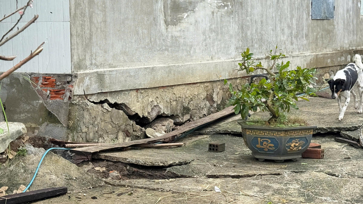 Ông Võ Văn Thiện, Phó Chủ tịch UBND xã Tuy An Tây cho biết, sau khi mưa tạnh, chính quyền địa phương đã cử lực lượng đến khắc phục các điểm sạt lở trong thôn. Hiện UBND xã kiến nghị tỉnh đầu tư khẩn cấp khu tái định cư thôn Vĩnh Xuân để ổn định cuộc sống người dân. (ảnh Đình Sang)

