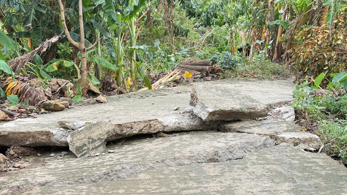 Không những nhà cửa mà nhiều tuyến đường bê tông cũng bị bong tróc, nhiều vết nứt rõ hiện ra. (ảnh Đình Sang)