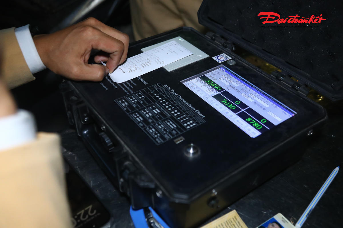 Tiến hành cân tải trọng lưu động, lực lượng chức năng phát hiện tài xế N.V.T chở quá 18% tải trọng cho phép. 