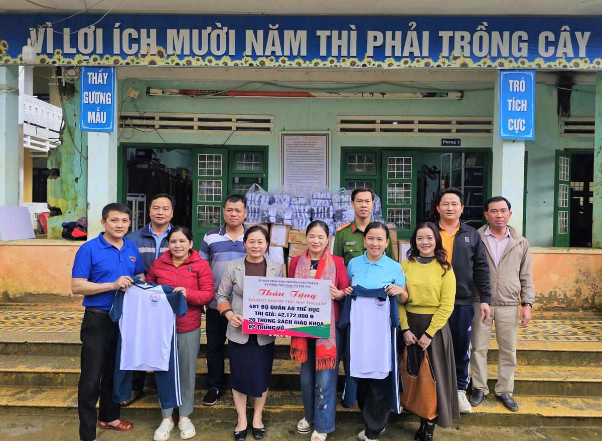 UBND phường Bàn Thạch hỗ trợ quần áo, sách vỡ cho học sinh ở xã Trà Giáp. Ảnh: CV.