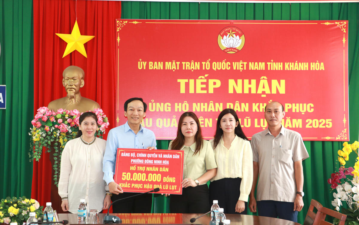 UBND phường Đông Ninh Hòa (Khánh Hòa) trao tiền ủng hộ nhân dân vùng lũ cho Ủy ban MTTQ Việt Nam tỉnh Khánh Hòa. (ảnh X.H)