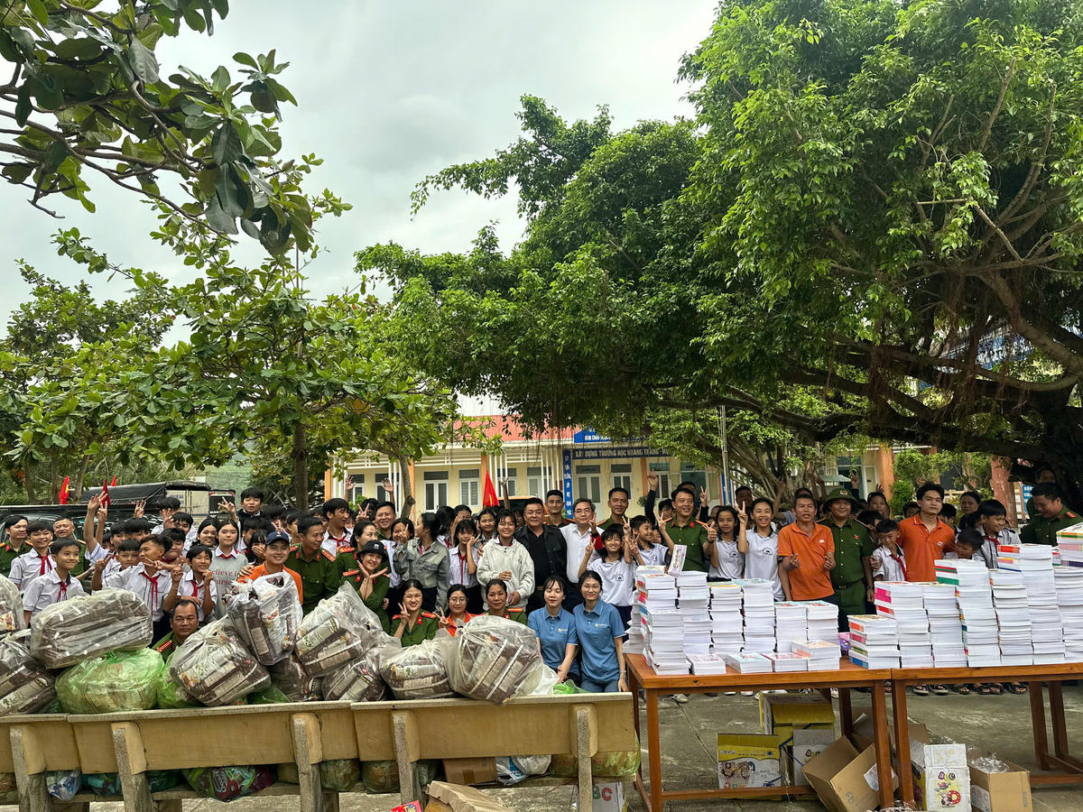 Đoàn trao tặng đồ dụng học tập, sách vở, chăn màn cho các em học sinh. Ảnh: CA.