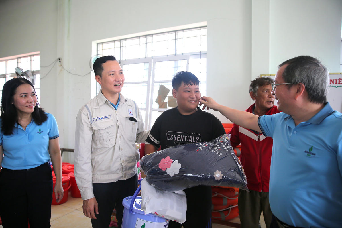 Phó Bí thư Thường trực Đảng ủy, Thành viên HĐQT BSR Khương Lê Thành, Phó Tổng Giám đốc BSR Phạm Minh Nghĩa, cùng đại diện các đoàn thể như Công đoàn, Hội Cựu chiến binh, Đoàn Thanh niên đã trao tận tay những món quà ý nghĩa đến với bà con xã Xuân Cảnh