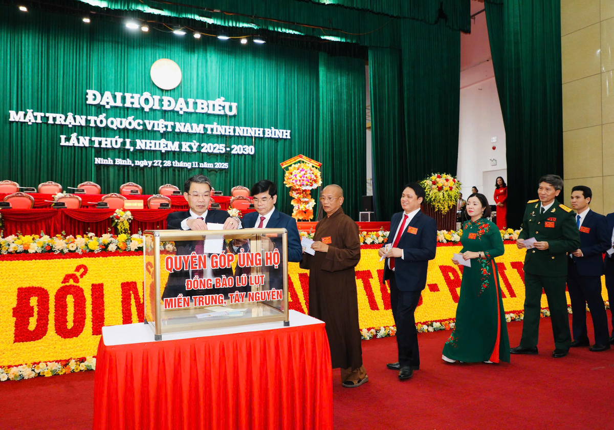 Ông Nguyễn Hoàng Hà - Phó Chủ tịch Ủy ban MTTQ tỉnh Ninh Bình ủng hộ đồng bào bị lũ lụt ở miền Trung và khu vực Tây Nguyên. Ảnh: Đức Lam