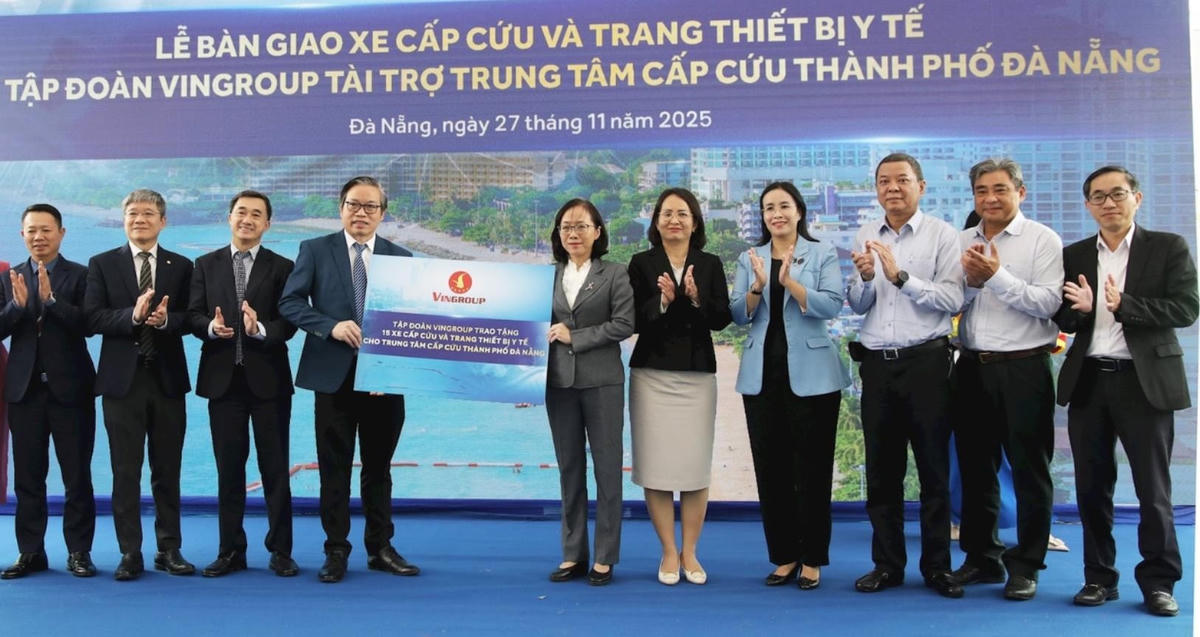 Giám đốc Sở Y tế TP Đà Nẵng Trần Thanh Thủy (thứ 6, bên phải qua) tiếp nhận thiết bị y tế của Tập đoàn Vingroup trao tặng. Ảnh: CV.