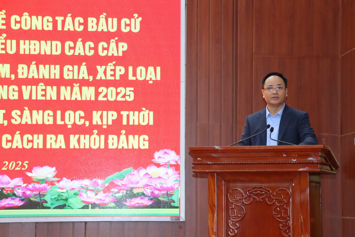 Ông Lê Thanh Hải - Phó Bí thư Thường trực Đảng ủy xã Phú Xuyên phát biểu tại hội nghị. Ảnh: Mạnh Hùng