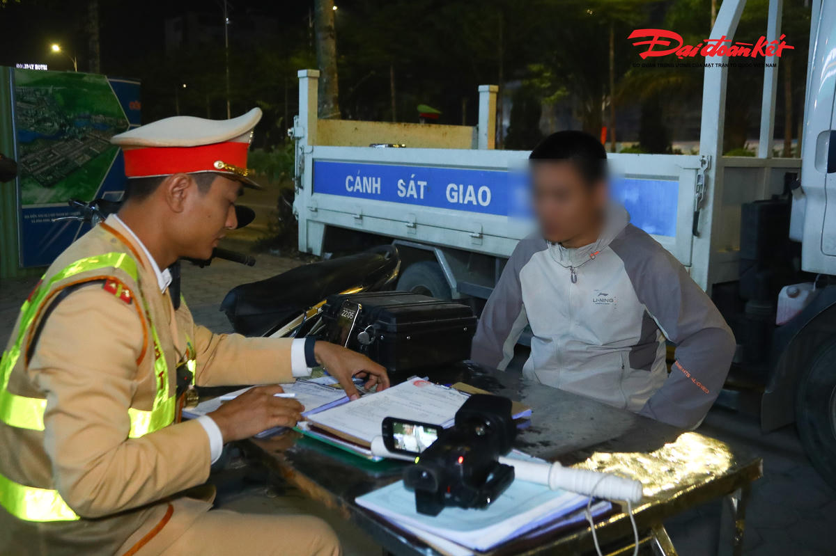 Khi được hỏi về nguyên nhân chở quá tải, tài xế N.V.T cho rằng mình không thể biết được việc quá tải bởi không thể kiểm soát được máy xúc trong quá trình đưa vật liệu xây dựng lên xe. 