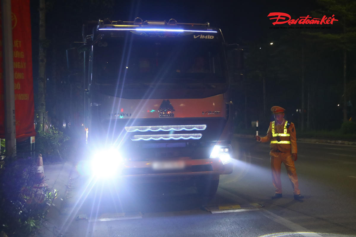 Cùng thời gian, tổ công tác cũng phát hiện xe tải biển kiểm soát 30M-370.xx chở 19% tải trọng cho phép.