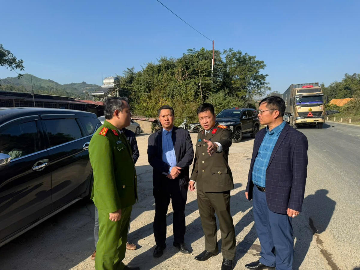 Lãnh đạo Công an tỉnh cùng Đoàn lãnh đạo tỉnh có mặt chỉ đạo tại hiện trường.