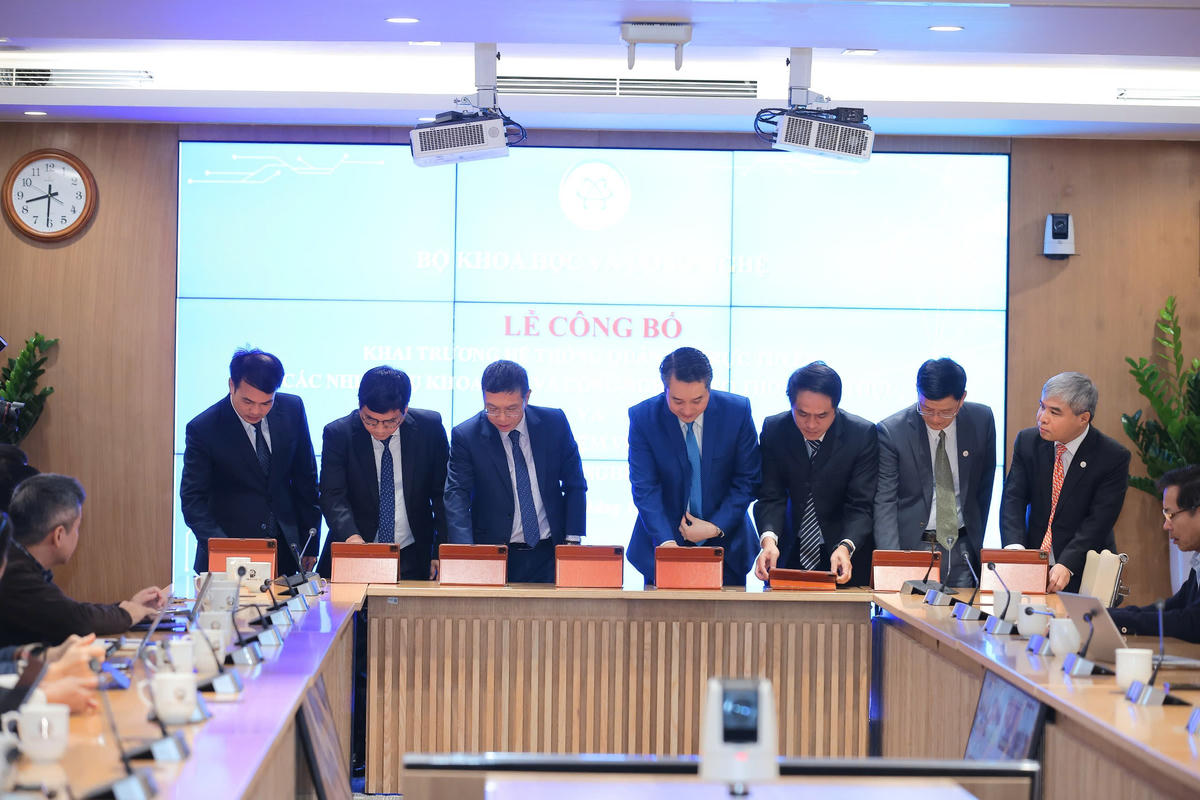 Lễ ký hợp đồng điện tử giữa Quỹ NAFOSTED và đại diện một số tổ chức chủ trì.