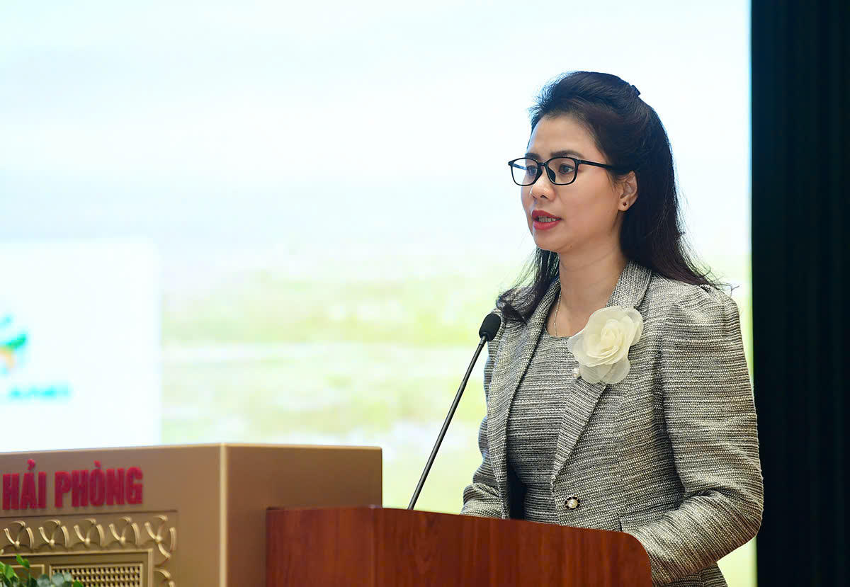 Bà Hoàng Thu Hằng – Phó Cục trưởng Cục Quản lý nhà và thị trường bất động sản (Bộ Xây dựng) phát biểu tại sự kiện. Ảnh: PT. 