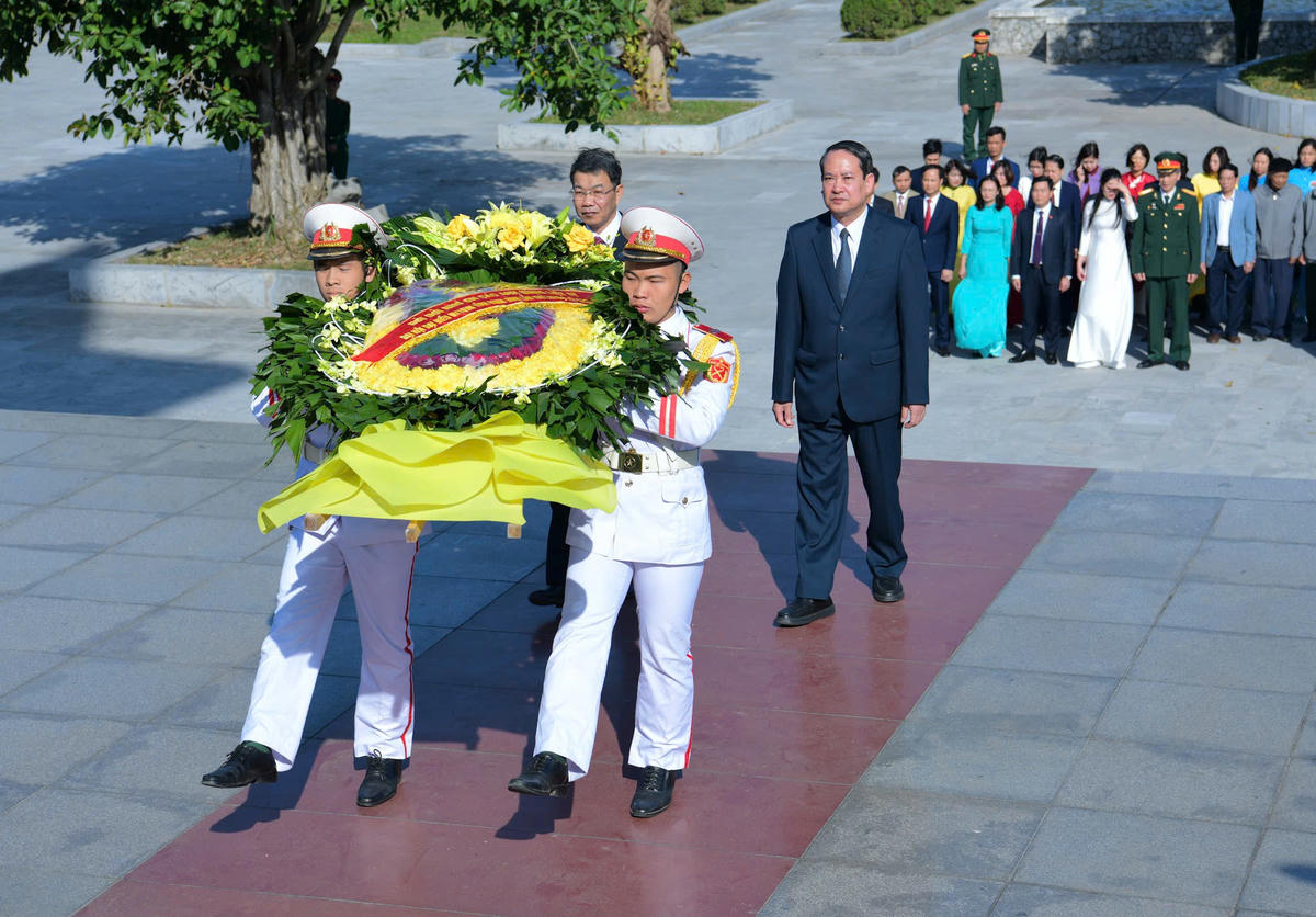 Đoàn đại biểu dự Đại hội đại biểu MTTQ tỉnh Ninh Bình lần thứ I dâng hương vào sáng 27/11. Ảnh: Trường Giang