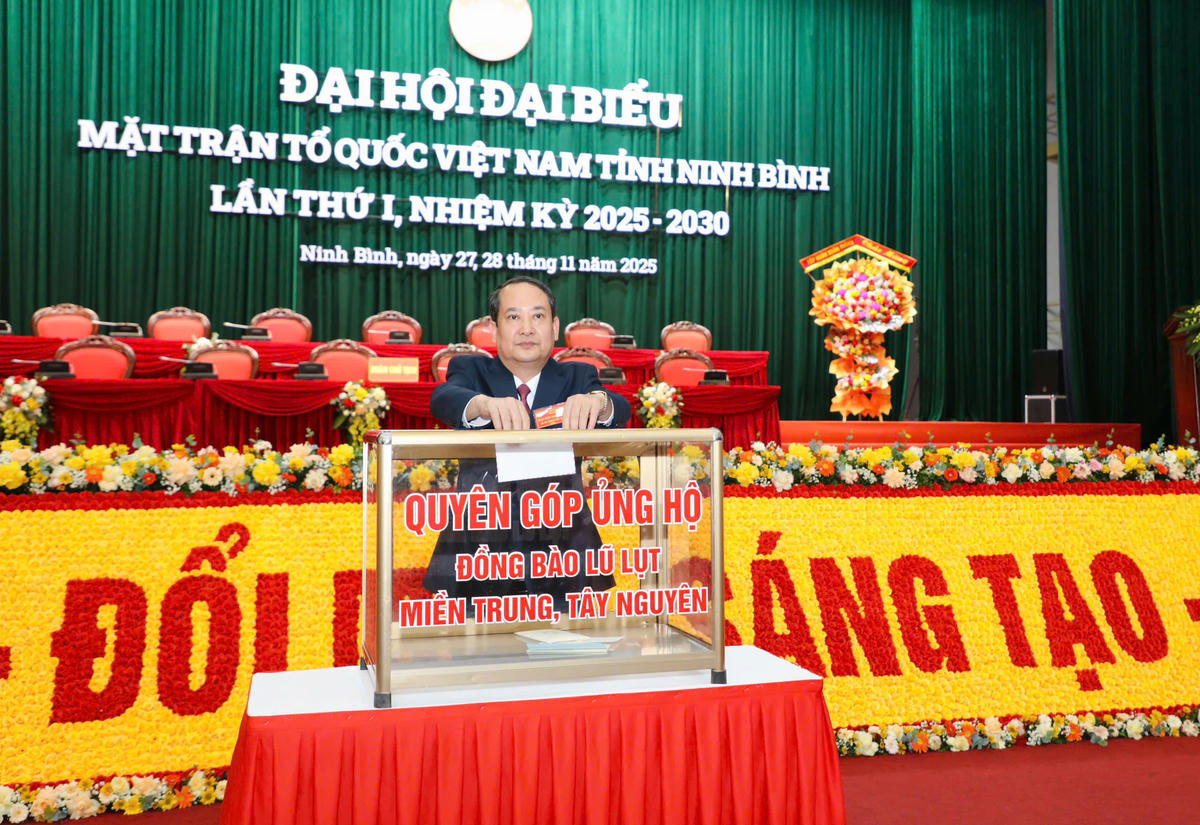 Ông Mai Văn Tuất - Chủ tịch Ủy ban MTTQ tỉnh Ninh Bình quyên góp ủng hộ đồng bào lũ lụt ở miền Trung và khu vực Tây Nguyên. Ảnh: Đức Lam