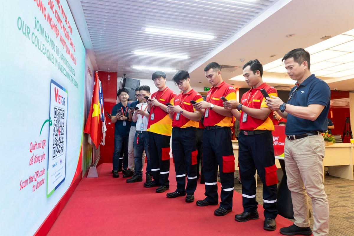 Đội ngũ kỹ thuật Vietjet ủng hộ đồng bào vùng bão lũ.
