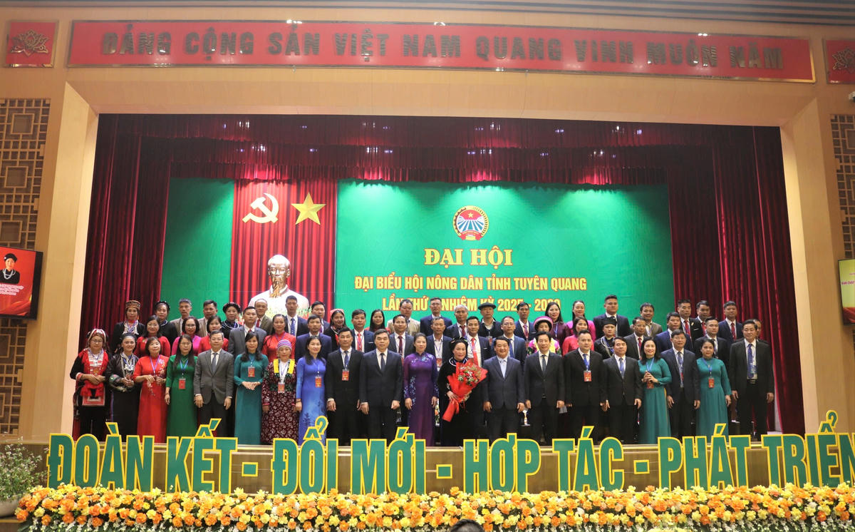Lãnh đạo tỉnh Tuyên Quang chúc mừng Ban Chấp hành Hội Nông dân tỉnh Tuyên Quang khoá I, nhiệm kỳ 2025 - 2030. Ảnh: Đ.S.