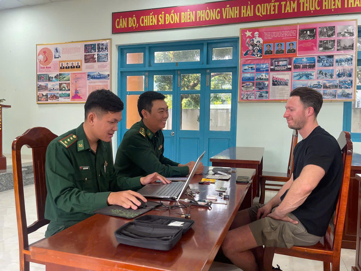 Bộ đội Biên phòng Khánh Hòa xác minh thông tin, thực hiện việc trao trả toàn bộ tài sản cho du khách. Ảnh: Văn Tân.