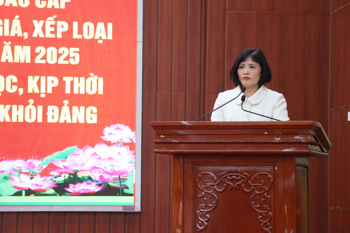 Bà Vũ Thị Hồng - Ủy viên Ban Thường vụ Đảng ủy, Phó Chủ tịch HĐND xã phát biểu tại hội nghị.Ảnh: Mạnh Hùng.