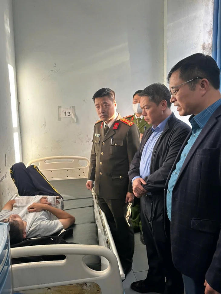 Cơ quan chức năng tỉnh Lạng Sơn thăm hỏi người bị nạn.