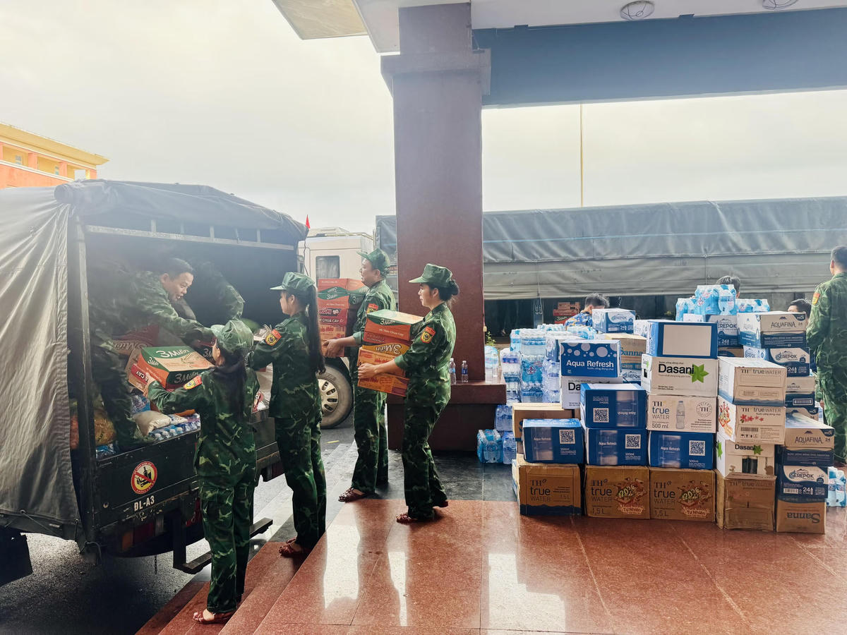 Bộ đội Biên phòng tiếp nhận hàng cứu trợ và phân bổ cho bà con.