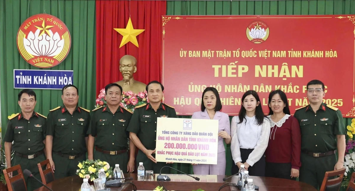 Tổng Công ty Xăng dầu Quân đội trao kinh phí ủng hộ Nhân dân Khánh Hòa khắc phục hậu quả thiên tai cho Ủy ban MTTQ Việt Nam tỉnh Khánh Hòa. (ảnh X.H) 

