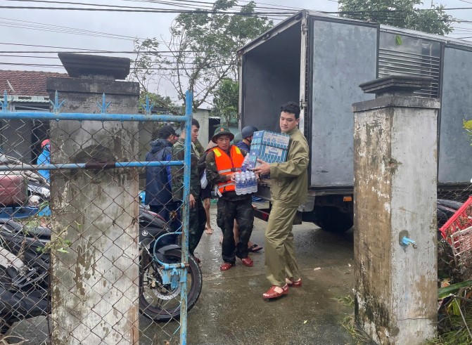 Hòa Phát cử nhân lực tham gia hoạt động cứu trợ khẩn cấp cho các hộ dân bị ảnh hưởng bởi bão lũ tại xã Hòa Xuân, tỉnh Đắk Lắk. Ảnh: CV.