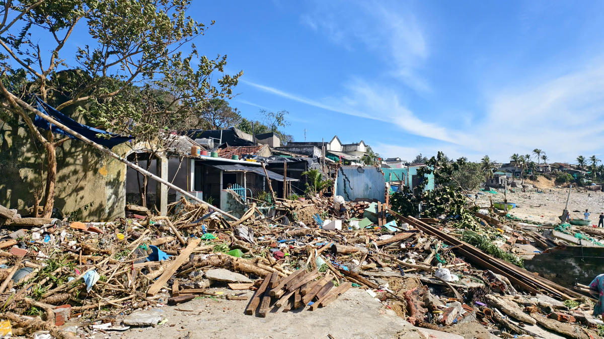 Một làng chài ven biển ở tỉnh Gia Lai thiệt hại nặng sau bão số 13 vừa qu. Ảnh: Tấn Thành.
