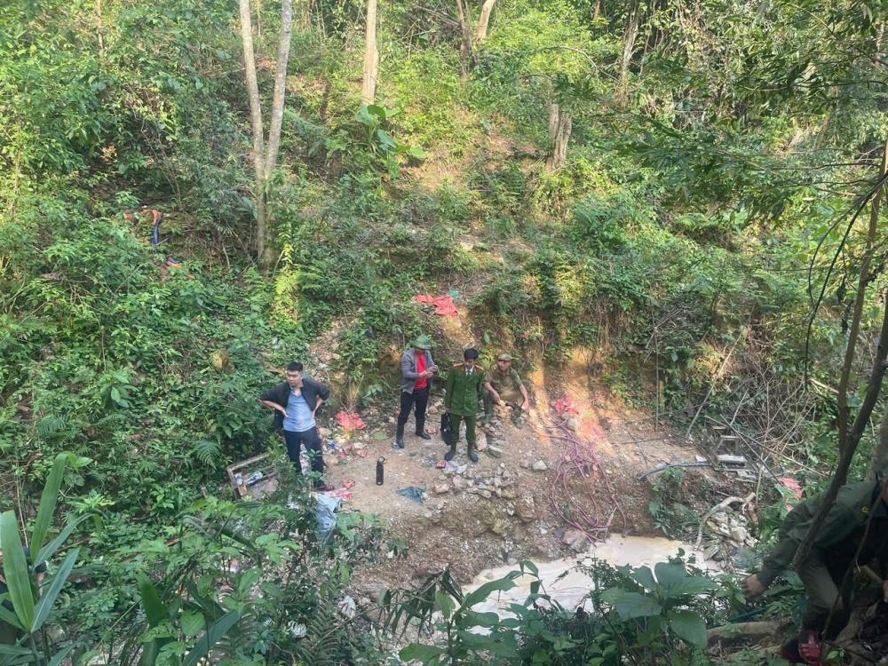 Khu vực diễn ra hoạt động khai thác vàng trái  phép ở trên đồi núi. Ảnh: CAHT.