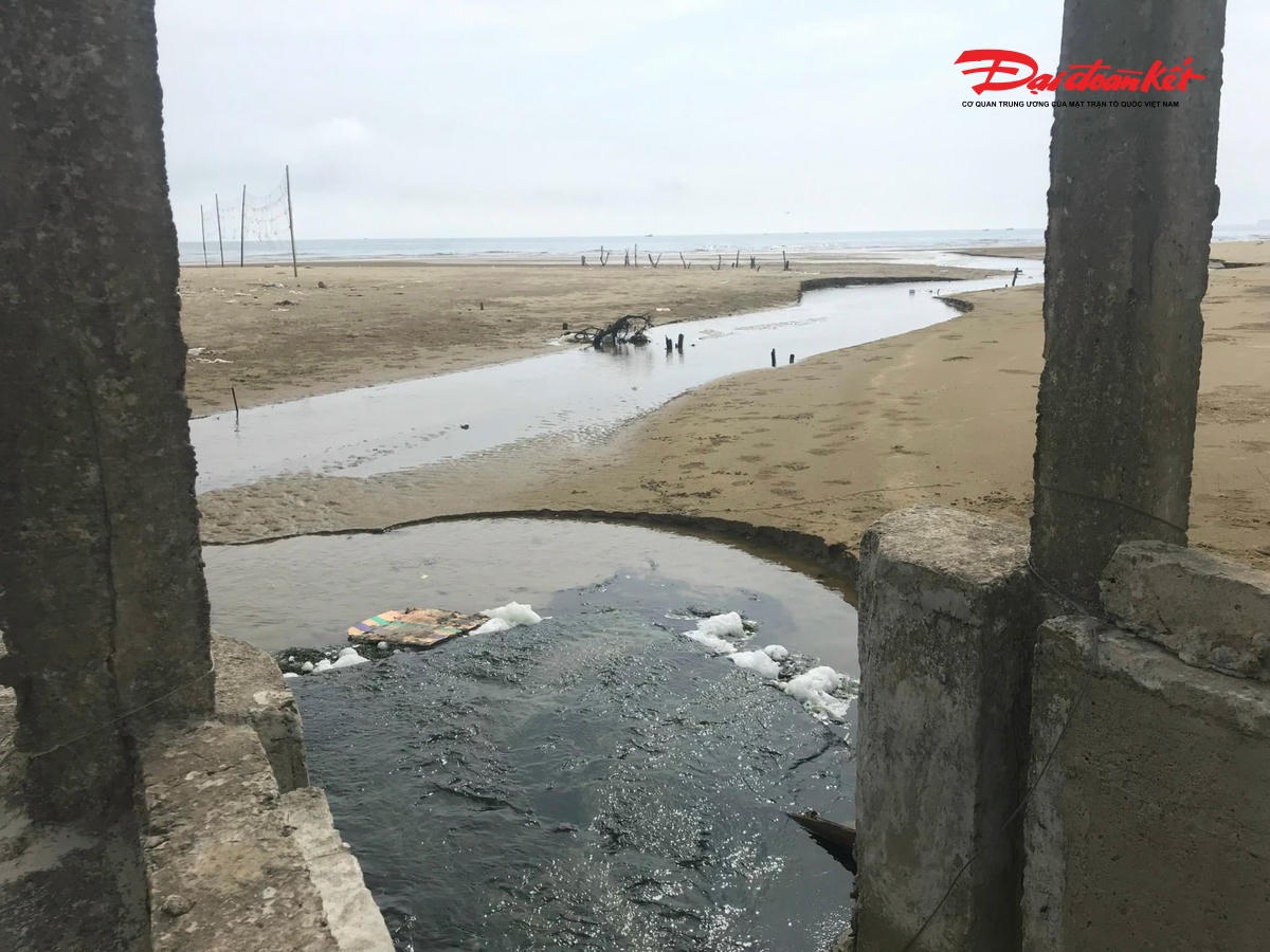 Khu vực xả thải từ khu nuôi tôm công nghệ cao ở xã Yên Hoà ra biển. Ảnh: CK.