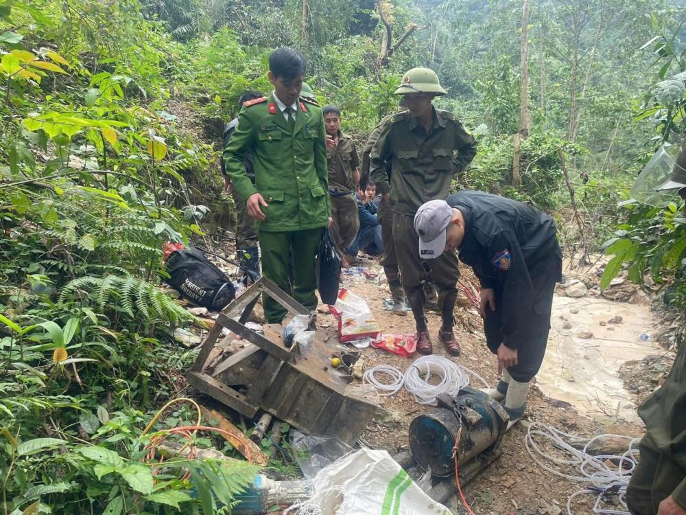Lực lượng chức năng phát hiện nhiều công cụ, dụng cụ để thực hiện đào vàng trái phép trên Đồi Moòng Coòng, thôn Sơn Trung 2, xã Kỳ Thượng. Ảnh: CAHT.
