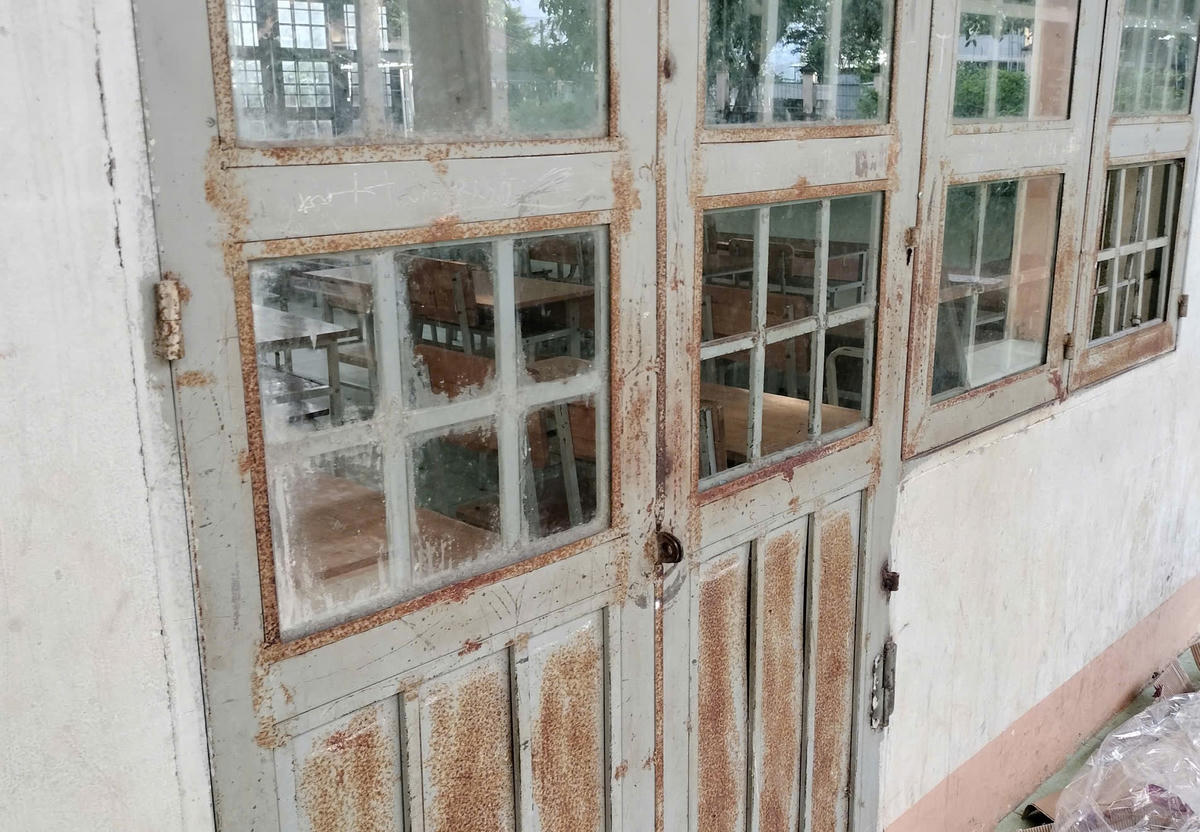 Cửa phòng học Trường THCS Đăk Tờ Re bị hư hỏng. Ảnh: CV.