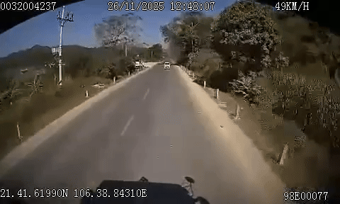 Camera ghi lại lúc xe con tông trực diện vào xe đầu kéo