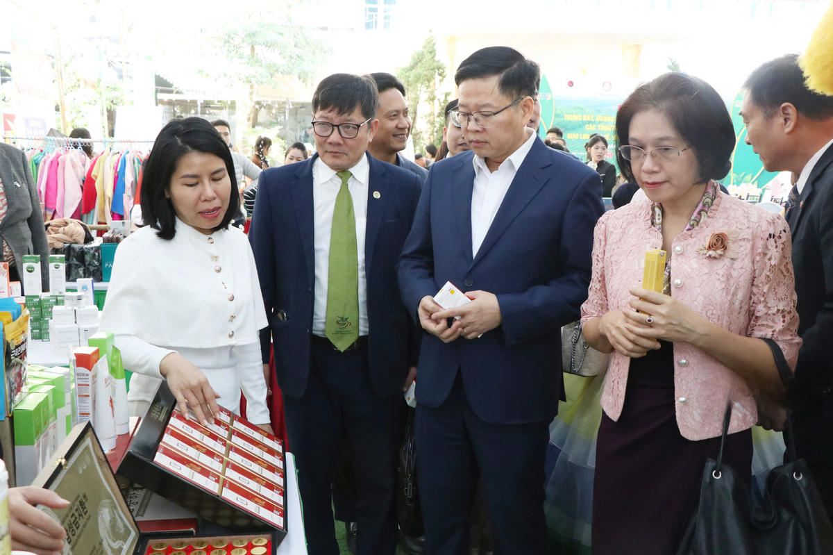 Ông Đinh Quang Tuyên, Phó Bí thư Tỉnh ủy, Chủ tịch Ủy ban MTTQ tỉnh Thái Nguyên và các đại biểu, du khách thăm quan gian hàng sản phẩm. Ảnh: TN.