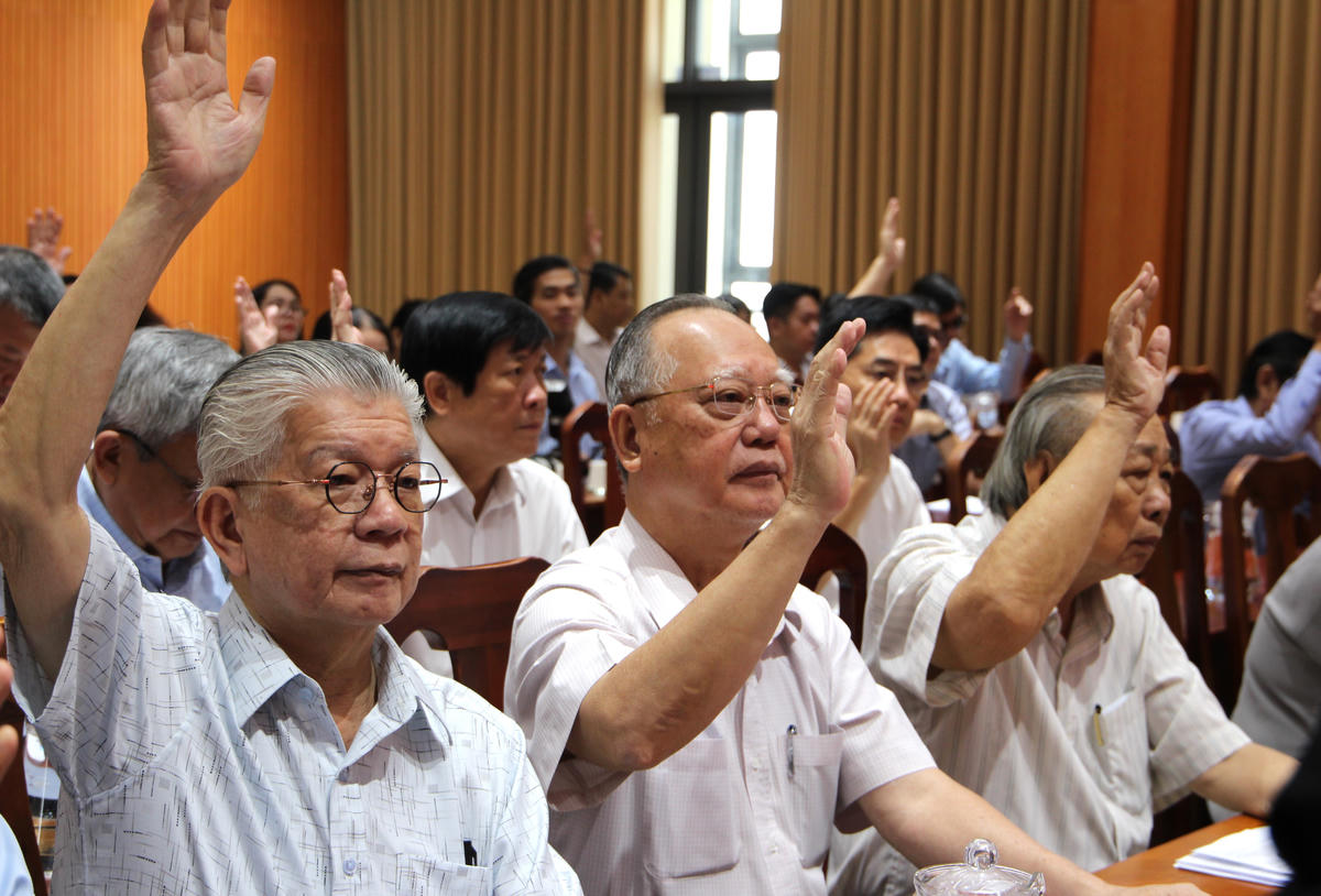 Các đại biểu tại hội nghị thống nhất, biểu quyết về chương trình đại hội. Ảnh: Q.Đ.