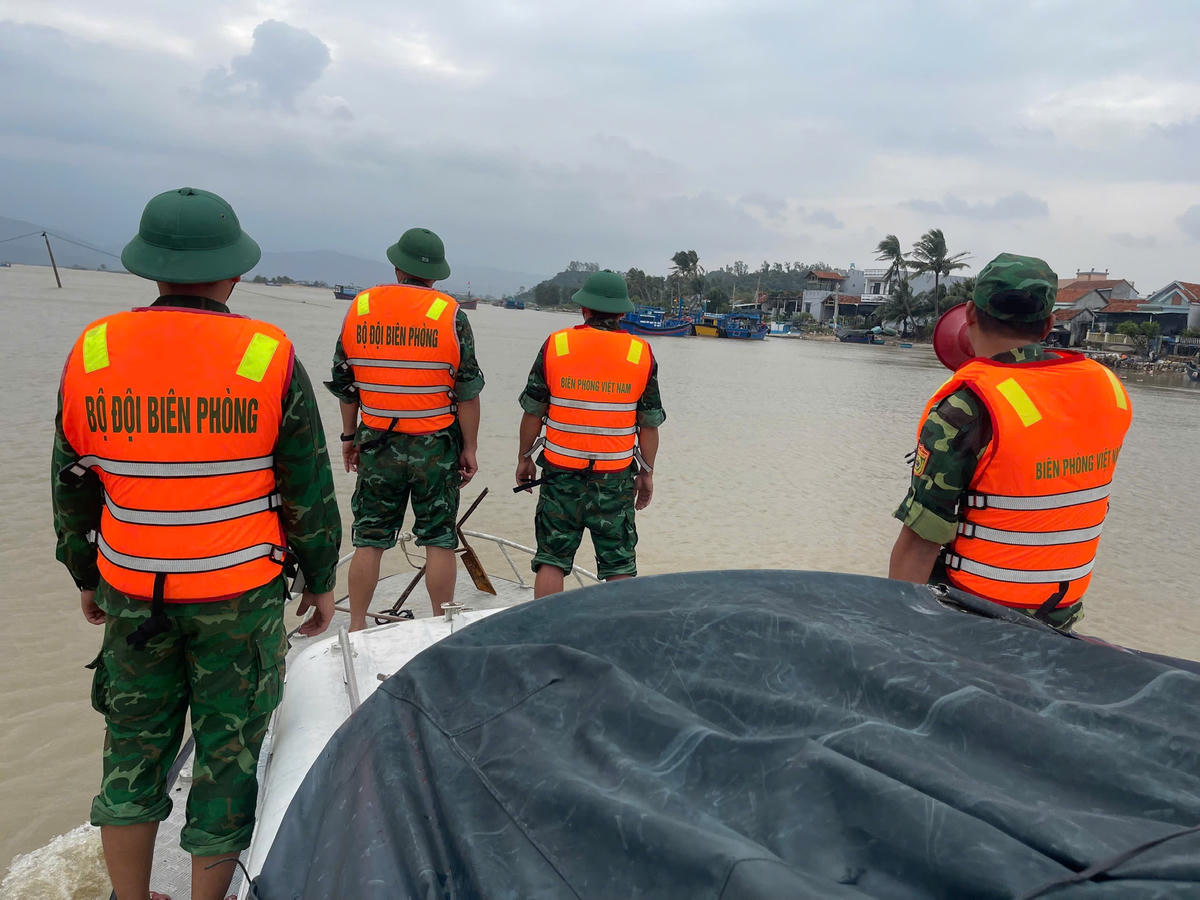 Bộ đội Biên phòng Đắk Lắk khẩn cấp kêu gọi ngư dân chủ động phòng tránh bão số 15. Ảnh: Ngọc Lân.