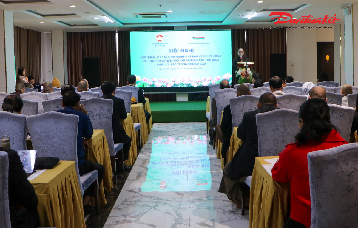 Hội nghị tập huấn, chia sẻ kinh nghiệm về bảo vệ môi trường và ứng phó với biến đổi khí hậu cho các tôn giáo năm 2025 do Ban Thường trực Ủy ban Trung ương Mặt trận Tổ quốc Việt Nam tổ chức trong 2 ngày (26 và 27/11), tại tỉnh Quảng Trị. Ảnh: Đỗ Văn.