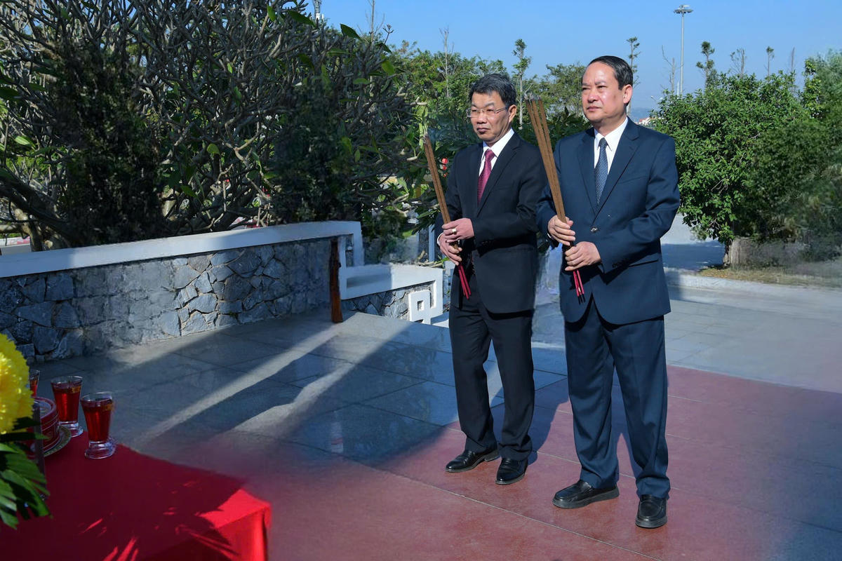 Lãnh đạo Ủy ban MTTQ tỉnh Ninh Bình dâng hương tại đài tưởng niệm các Anh hùng liệt sĩ tỉnh. Ảnh: Trường Giang