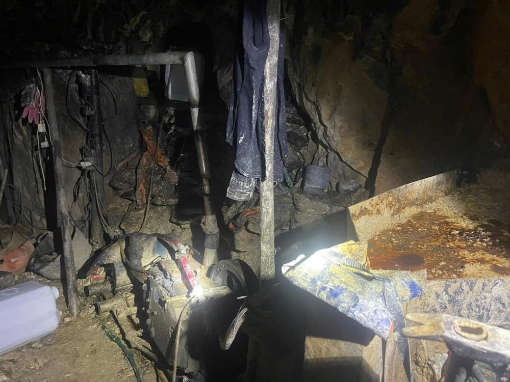 Công an nhận định, các đối tượng lợi dụng đêm tối để lén đào vàng. Ảnh: CAHT.